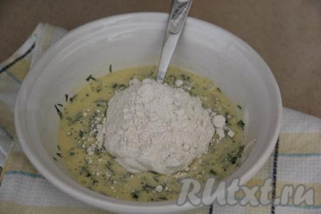 Добавить пропущенный через пресс зубчик чеснока, перемешать, всыпать муку и перемешать до однородности. Кляр должен получиться в меру густым. Он в дальнейшем не должен стекать с поверхности кабачков, а должен равномерно покрывать их.