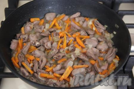 Жарить сердечки с овощами минут 5-7. Сердечки выделят сок.