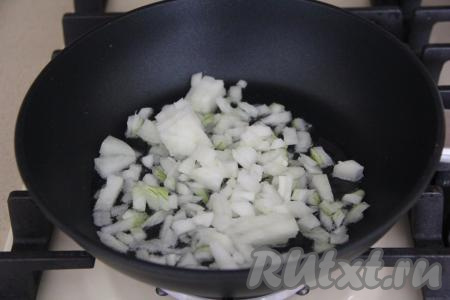 В сковороду с высокими бортиками влить масло, разогреть, затем выложить мелко нарезанную луковицу и обжаривать её минут 5 на среднем огне, иногда помешивая.