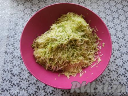 Кабачки вымыть. Молодые кабачки можно готовить с кожурой. Если кожура жестковата, а семечки крупные - удалите их. 600 грамм подготовленного кабачка натереть на средней тёрке, хорошо отжать кабачковую массу от лишней влаги, выделившуюся жидкость слить (эта жидкость нам не понадобится).