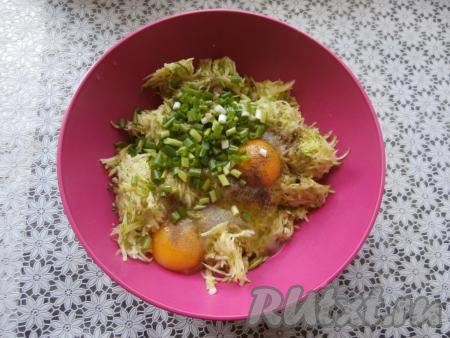 К кабачковой массе добавить яйца, измельчённый зелёный лук, соль и чёрный молотый перец.