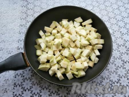 Укроп промыть, немного обсушить. Зубчики чеснока очистить. Кабачки вымыть, срезать "кончики" с двух сторон. Если кожура у кабачков жёсткая - лучше срежьте её, крупные семечки тоже нужно убрать. Если кожица у кабачка нежная, тогда можно её не срезать. Нарезать кабачки на средние кубики, выложить в сковороду, хорошо прогретую с растительным маслом, и обжаривать на среднем огне, периодически помешивая, до лёгкой румяности со всех сторон. Кабачки не должны стать мягкими, должны остаться чуть хрустящими.