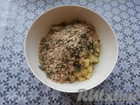 Горячие обжаренные кабачки выложить в салатник, добавить к ним смесь из измельчённых грецких орехов, чеснока и зелени, посолить по вкусу.