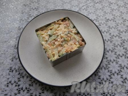 Салат перемешать и выложить в салатник или оформить его на тарелке порционно с помощью специальной формочки (или кольца).