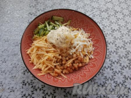 В салат добавить майонез, пропущенный через пресс чеснок. Посолить блюдо и поперчить.