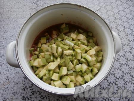 Выложить в томатную смесь кабачки с перцем, перемешать.