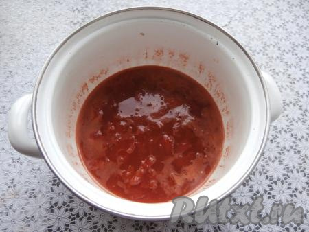 В кастрюлю влить 300 миллилитров воды комнатной температуры, развести в ней томатную пасту, добавить нарезанные помидоры и растительное масло, всыпать сахар и соль, перемешать, поставить на огонь, а после закипания варить на небольшом огне минут 5-7.