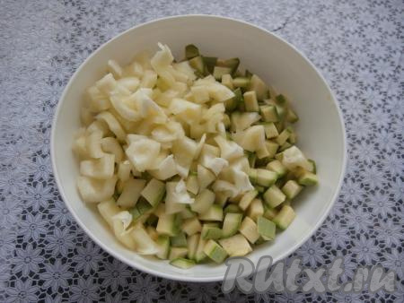 Молодые кабачки вымыть, их можно готовить, не очищая от кожуры (если же кожица жестковата, а семечки крупные, тогда просто удалите их). Очистить болгарский перец от семян и плодоножки. Подготовленные кабачки и перец нарезать на средние кубики. 