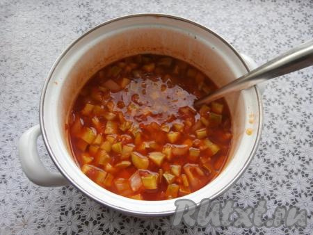 В конце влить уксус, перемешать и выключить огонь.