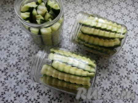 Наполнить банки огурчиками вертикально, чуть наклонив банку.