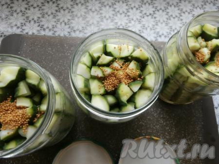 В каждую банку с огурчиками всыпать по 0,5 чайной ложки зёрен горчицы.
