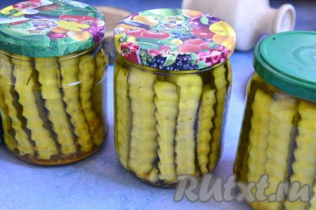 Укутать одеялом (или пледом) банки с вкуснейшими, кисло-сладкими, хрустящими огурцами, маринованными с куркумой.&nbsp;По истечении суток убрать одеяло и переставить баночки на хранение (я храню при комнатной температуре). Зимой эти пряные, красивые огурчики приятно разнообразят ваше меню!&nbsp;