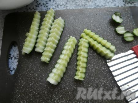 Свежие огурцы замочить в холодной воде, примерно, на 2-3 часа. Затем огурчики&nbsp; вымыть. Если у вас есть специальный нож для фигурной нарезки, можно нарезать огурцы этим ножом, как сделала я. Если нет - пойдёт обычный нож. Разрезать каждый огурец вдоль на 4 части, удалив кончики огурчика с двух сторон.