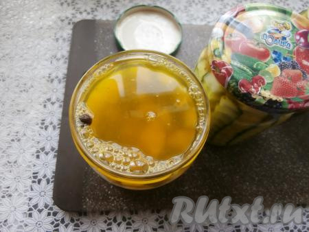 Сразу горячим маринадом залить огурчики, полностью заполняя баночки.