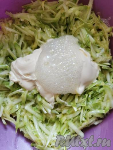 Следом добавить сметану и соду, погашенную уксусом, снова перемешать.