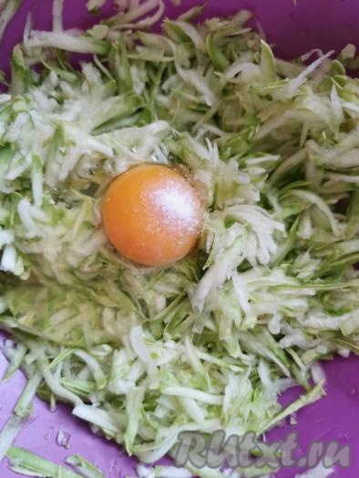 К кабачковой массе добавить яйцо, соль и тщательно перемешать.