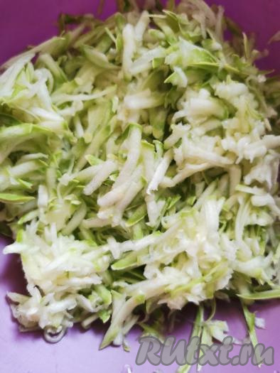 Вымыть кабачок, а затем натереть его на крупной тёрке (если кабачок молодой, можно кожуру с него не срезать). Отжать кабачок от лишней жидкости, выделившуюся жидкость слить (она нам не понадобится).