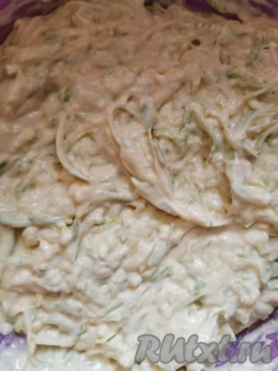 Тесто должно получиться, как густая сметана. Если необходимо, то добавьте ещё немного муки, тут следует ориентироваться на консистенцию кабачкового теста.