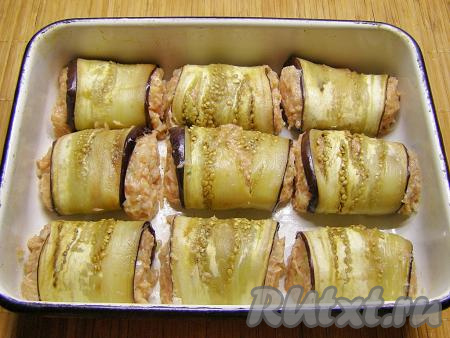 Сформированные рулетики из баклажанов с фаршем перекладываем в форму для запекания.