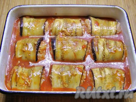 Заливаем рулетики томатным соусом, ставим в прогретую до 180 градусов духовку и запекаем 30-35 минут.