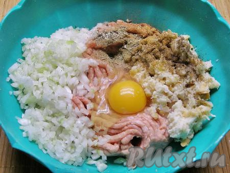 Кусочки мяса пропускаем через мясорубку (можно взять и покупной фарш), перекладываем в миску, добавляем пропущенную через мясорубку (или мелко нарезанную) луковицу. Белый хлеб замачиваем в воде, отжимаем от лишней жидкости, а затем перекладываем к фаршу с луком. Сюда же добавляем яйцо, сушёную зелень, солим и перчим. Перемешиваем фарш руками до получения однородной консистенции.
