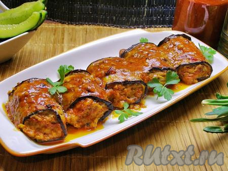 Сочные, ароматные и необыкновенно вкусные рулетики из баклажанов с фаршем достаём из духовки, подаём к столу в горячем виде, по желанию, их можно посыпать свежей зеленью.