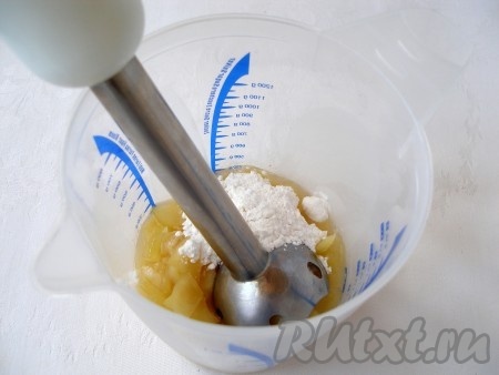 Горячие яблоки переложить в блендер, добавить сахарную пудру и взбить яблоки с сахарной пудрой до пышной кремообразной массы.