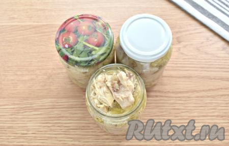 Перекладываем горячую тушёнку из чаши мультиварки в чистые простерилизованные банки и закручиваем предварительно прокипячёнными крышками. Остужаем банки с куриной тушёнкой, укутав их в одеяло (я обычно оставляю банки под одеялом на сутки), а затем отправляем на хранение в холодильник.