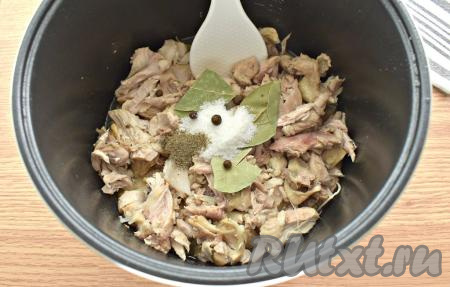 Добавляем лавровые листья, чёрный молотый перец, горошины душистого перца и соль, перемешиваем. Соль берите из расчёта на 1 килограмм курицы - 12-14 грамм соли.