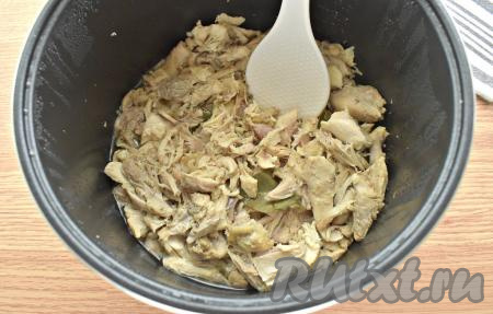 Снова закрываем мультиварку, включаем на 1 час режим "Тушение". Куриные кусочки по истечении часа станут мягкими и нежными.