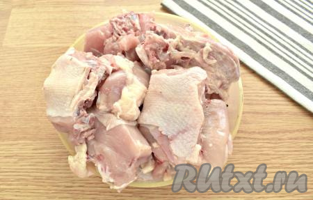 Разрубаем куриную тушку на порционные куски.