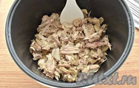 Куски курицы достаём шумовкой из мультиварки, слегка остужаем и снимаем мясо с косточек. Куриное мясо без костей снова возвращаем в мультиварку.