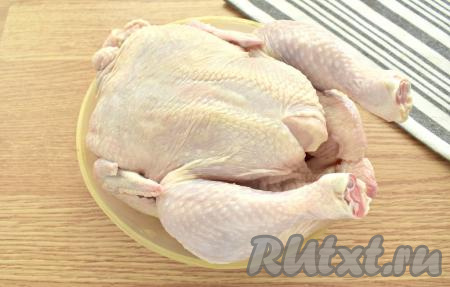 Курицу перед приготовлением тушёнки замачиваем на полчаса в холодной воде. Визуально осматриваем её, удаляем пёрышки, если имеются.