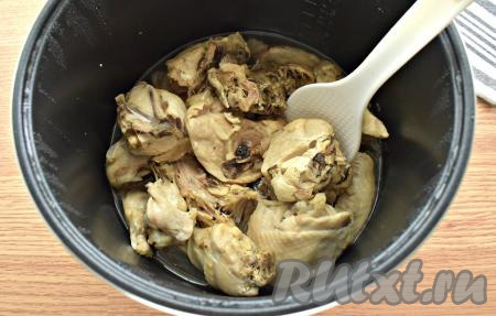 Мультиварку закрываем крышкой, включаем режим "Тушение" на 3 часа. Вот так стали выглядеть кусочки курицы спустя это время.