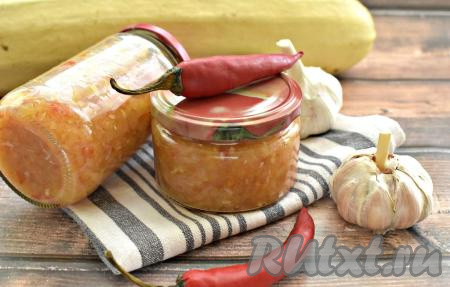 Зимой в меру жгучая, вкусная, аппетитная аджика, приготовленная из кабачков с помидорами и болгарским перцем, станет приятным дополнением к мясным и рыбным блюдам или к различным гарнирам.
