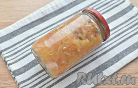 Банки для хранения аджики обязательно нужно простерилизовать (я обычно стерилизую банки над паром), а крышки прокипятить с момента закипания воды в течение 3 минут. Горячую аджику из кабачков распределяем по простерилизованным банкам. Закручиваем (или закатываем) банки с аджикой крышками. Переворачиваем баночки, ставим дном вверх и укутываем со всех сторон одеялом (или пледом), остужаем их в течение суток, а затем переставляем на хранение в прохладное место.