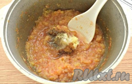 Спустя это время в овощную массу добавляем измельчённый на маленькой тёрке чеснок, всыпаем чёрный и красный молотые перцы, соль.