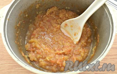 Продолжаем варить аджику, периодически помешивая, ещё 20 минут на небольшом огне.