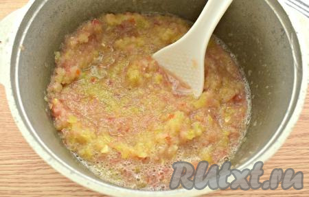 Перекладываем получившуюся овощную смесь в казан (или кастрюлю), в которой будете варить аджику, ставим на огонь.