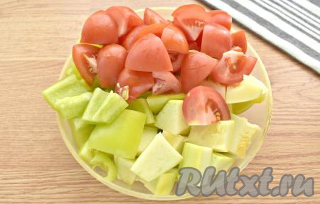 Болгарский перец, помидоры и кабачки нарезаем на небольшие кусочки и пропускаем через мясорубку.