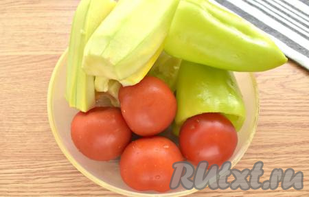 Промываем помидоры, вырезая плодоножку. Очищаем от семян болгарский перец, ополаскиваем. С кабачков срезаем кожуру. Если семечки в кабачке крупные, их тоже нужно удалить.