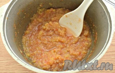 Доводим овощную смесь, иногда помешивая, до кипения и варим 30 минут на умеренном огне, периодически перемешиваем.