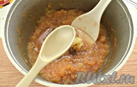 Сразу вливаем растительное масло и уксус, перемешиваем.