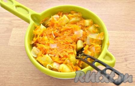 Тушёную овощную массу перекладываем на дуршлаг, чтобы слить лишнюю жидкость.