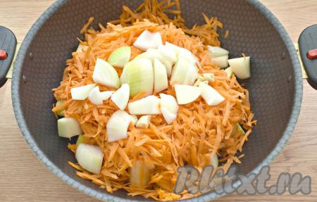 Очищаем репчатый лук и зубчики чеснока. Нарезаем лук и чеснок кусочками, добавляем к остальным ингредиентам.