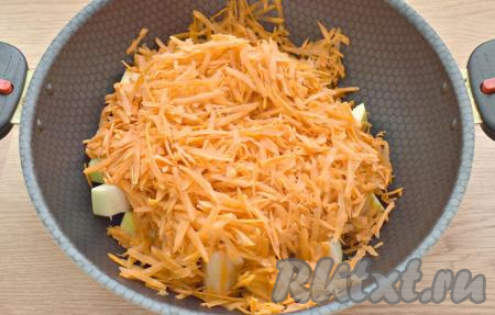 Морковь очищаем и натираем на крупной тёрке, добавляем к кабачкам.