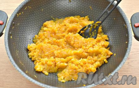 Затем овощи перекручиваем с помощью мясорубки и возвращаем в глубокую сковороду (или в казан, или в сотейник).