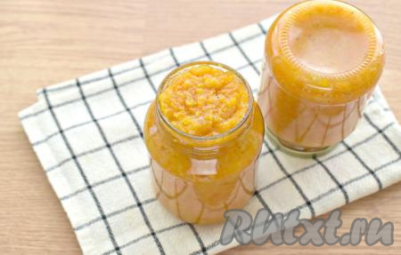 Банки для хранения икры простерилизуйте удобным для вас способом (я обычно стерилизую над паром), а крышки прокипятите в кипящей воде в течение трёх минут. Кабачковую икру горячей раскладываем в банки и закручиваем их (или закатываем) крышками. Банки с кабачковой икрой ставим дном вверх, утепляем одеялом (или пледом, или шалью) и полностью остужаем в течение суток.