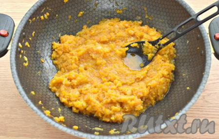 Ингредиенты перемешиваем и тушим на маленьком огне, иногда перемешивая, 20 минут под крышкой. В конце тушения вливаем уксус, перемешиваем.