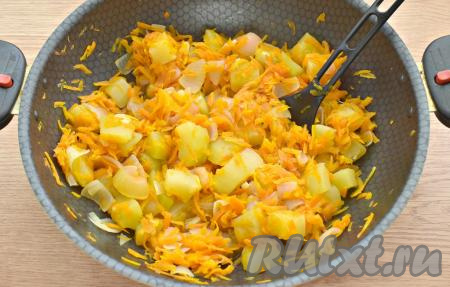 К овощам вливаем тёплую кипячёную воду и ставим сковороду на огонь. После закипания воды тушим овощи под крышкой 40 минут, иногда их перемешивая.